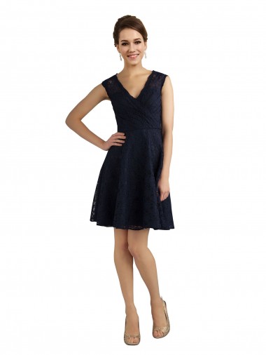 Azul marina oscuro línea A Cuello en V Encaje Corto Vestidos de dama de honor / Vestidos de cóctel Tiendas